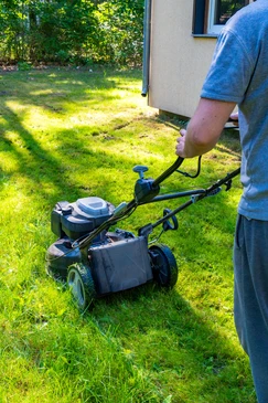 Extérieur, pelouse verte bien entretenue